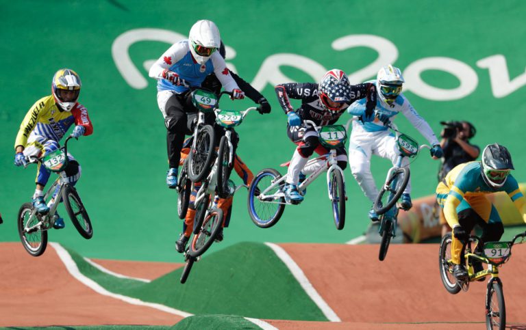 6 cyclistes de BXM font un saut à vélo.