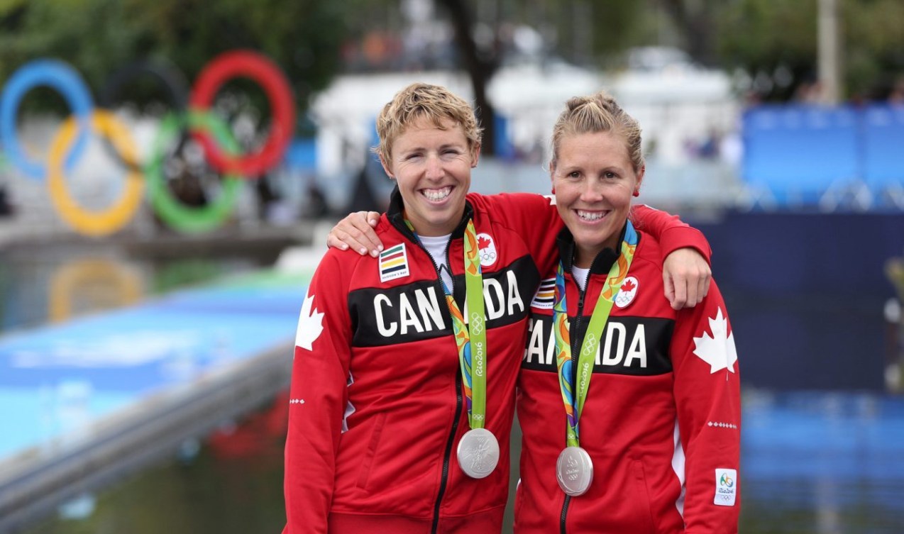 Patricia Obee et Lindsay Jennerich posent avec leur médaille d'argent