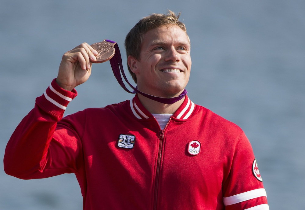 Mark de Jonge tenant sa médaille de bronze à Londres