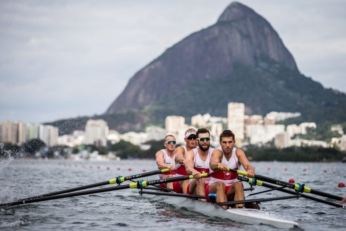 Les canadiens en action sur leur aviron.