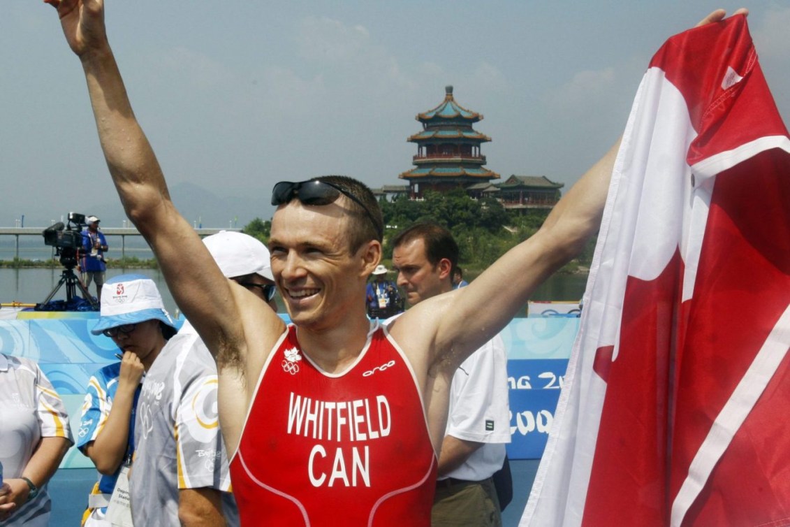 Simon Whitfield célèbre à Beijing.