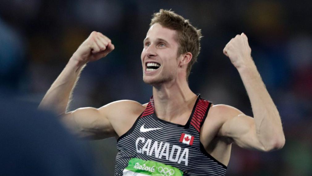 Derek Drouin célèbre sa médaille d'or aux Jeux olympiques de Rio, le 16 août 2016. (Photo/ COC Jason Ransom)