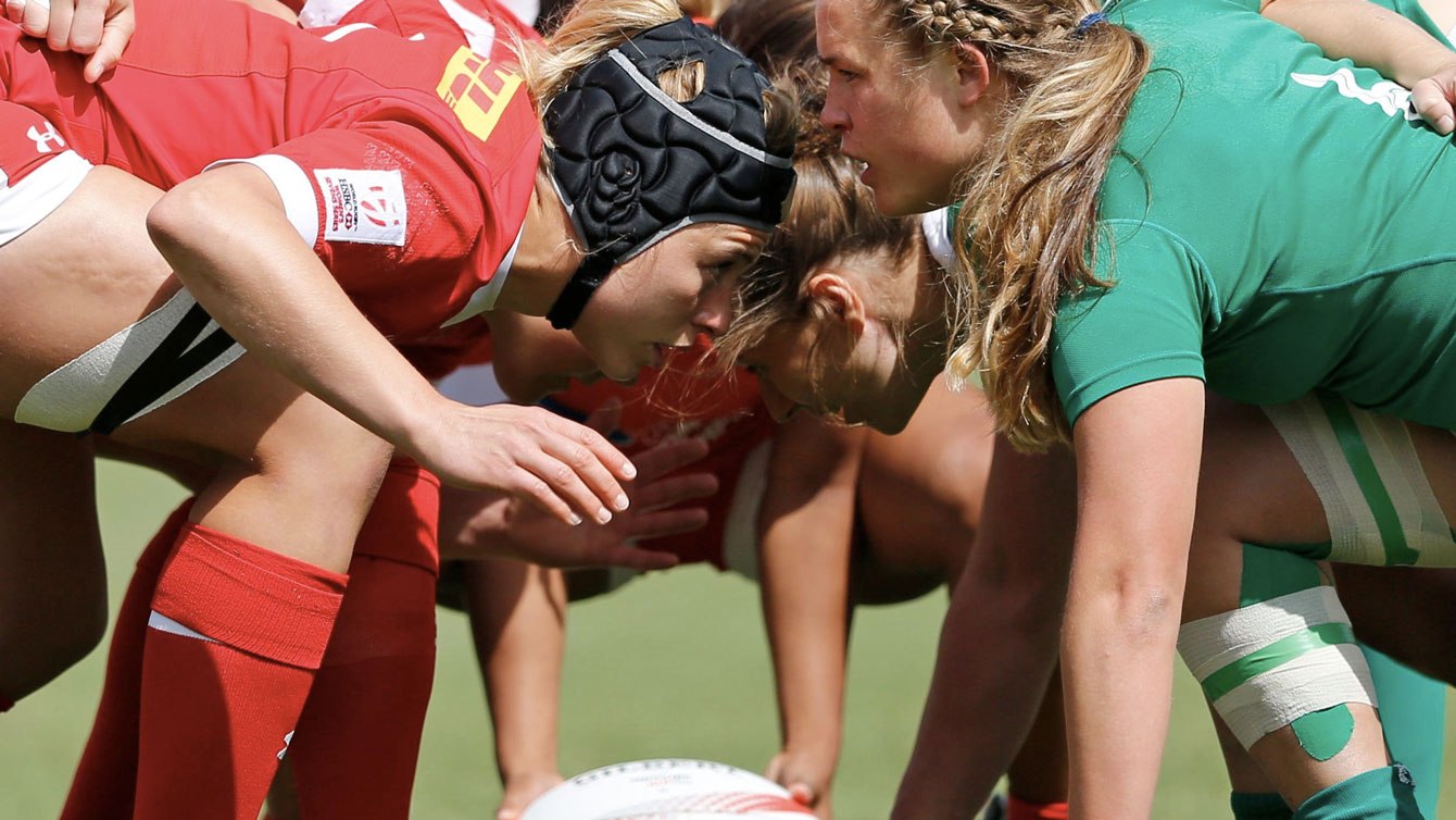 Les joueuses sont en position de départ, face à face