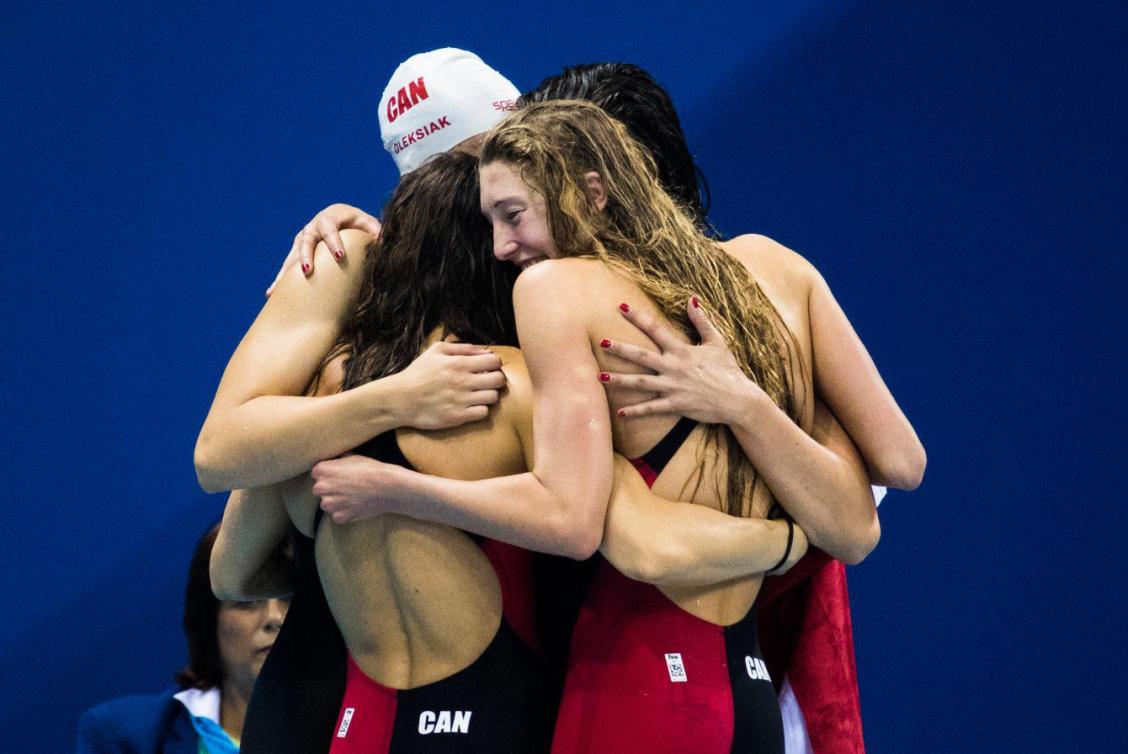 Les réactions de Penny Oleksiak, Chantal Van Landeghem, Taylor Ruck et Sandrine Mainville lors de la finale du relais 4x100 m féminin à Rio 2016.