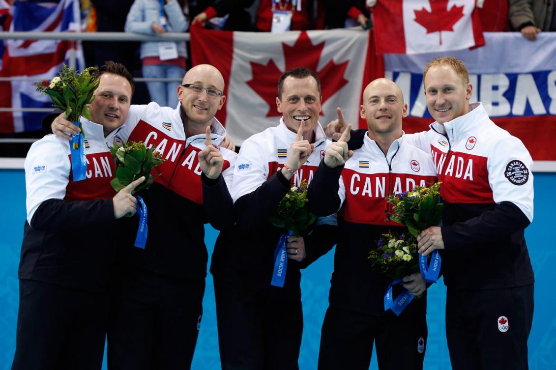 Les Canadiens lors de la cérémonie des fleurs aux Jeux olympiques de Sotchi, le 21 février 2014. (AP Photo/Wong Maye-E)