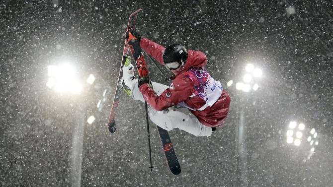 Mike Riddle lors de la finale de la demi-lune aux Jeux olympiques de Sotchi, le 18 février 2014 à Krasnaya Polyana, en Russie. (AP Photo/Andy Wong)