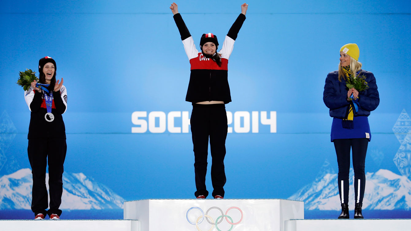 Marielle Thompson célèbre sa victoire lors de la remise des médailles de l'épreuve de ski cross féminin à Sotchi 2014.
