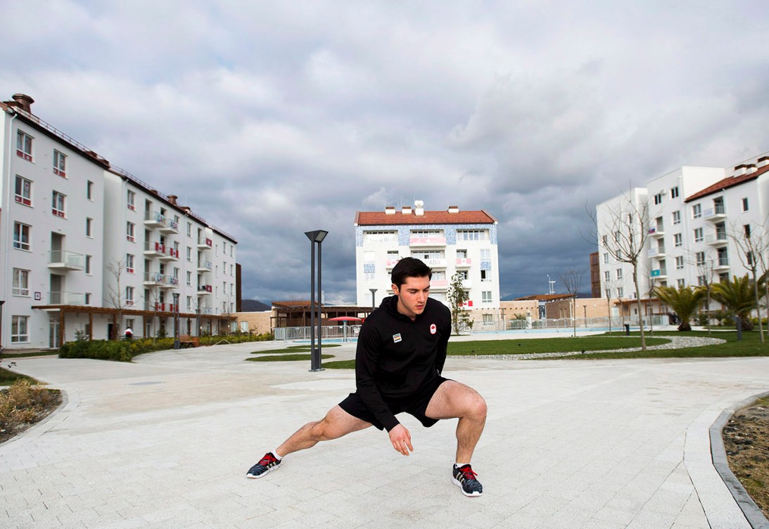 Vincent De Haître s’étire au village des athlètes pendant les Jeux olympiques d’hiver de 2014 à Sotchi.