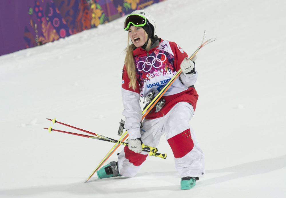 Justine Dufour-Lapointe célèbre après avoir décroché la médaille d'or de l'épreuve de bosses féminine aux Jeux olympiques de Sotchi, le 8 février 2014.