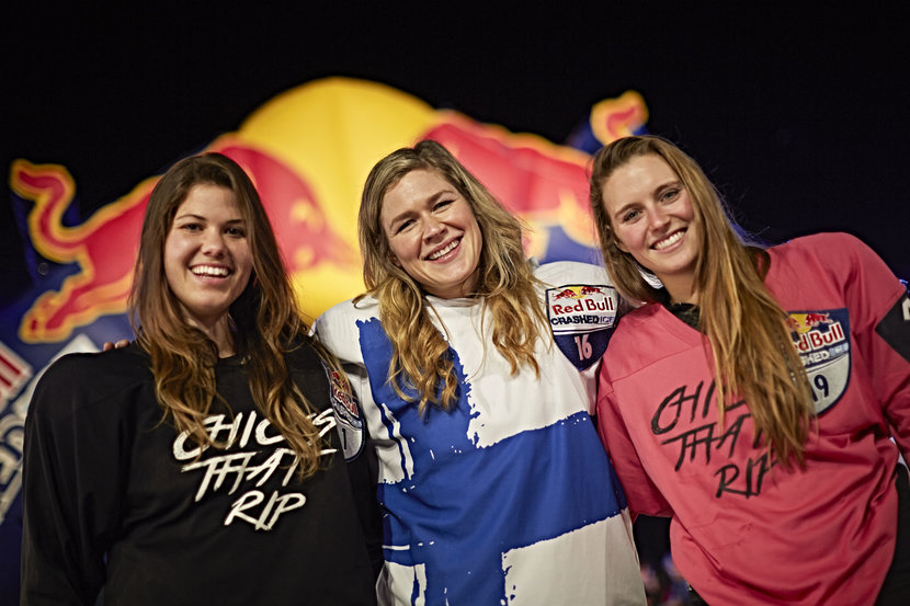 Jacqueline Legere (CAN), Salla Kyhala (FIN) et Tamara Kajah (CAN) célèbrent leur podium à Saint Paul, au Minnesota. (Source : Balazs Gardi/Red Bull Content Pool)