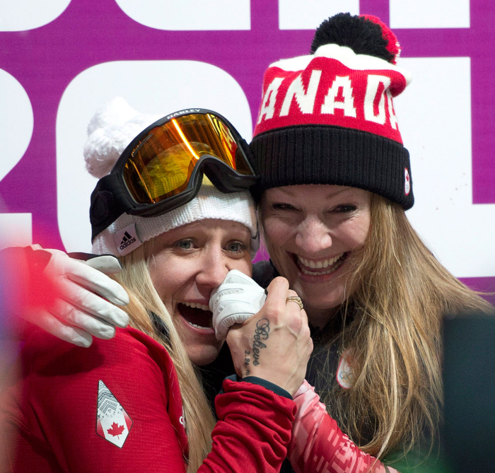 Kaillie Humphries et Heather Moyse célèbrent leur médaille d'or à Sotchi 2014.