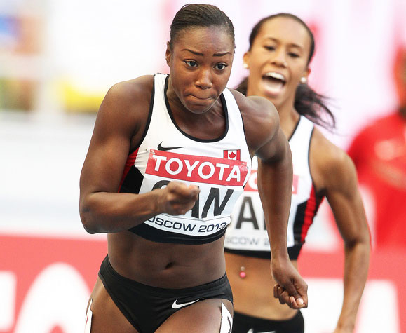 Khamica Bingham se prépare à prendre le témoin au relais. Photo : Athlétisme Canada.