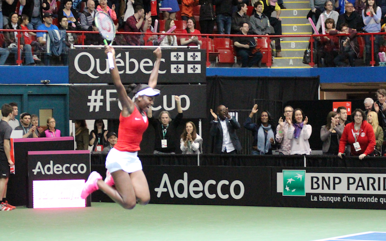 Françoise Abanda célèbre sa surprenante victoire à la Coupe Fed face à  Irina-Camelia Begu de la Roumanie. 18 avril 2015.