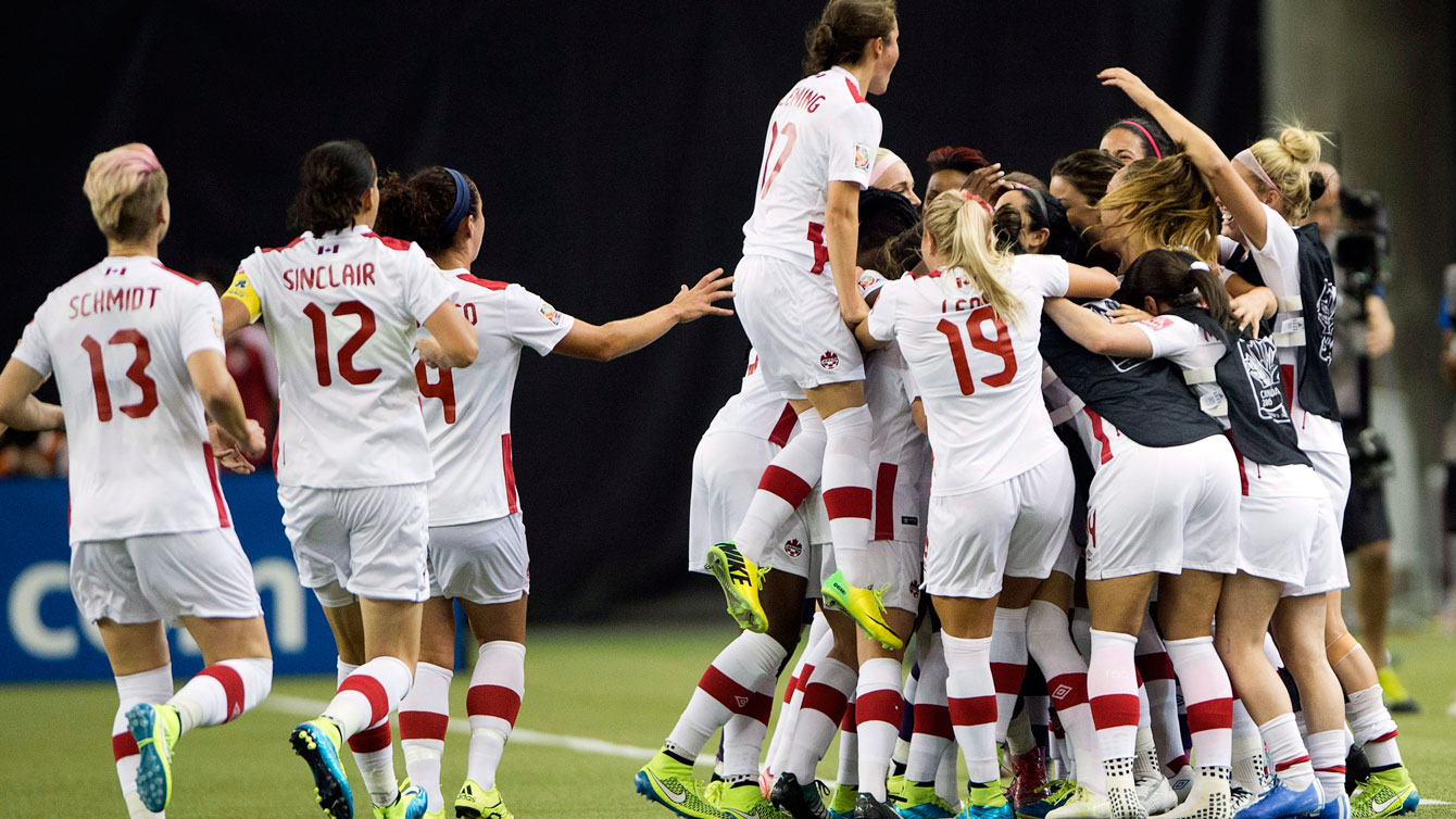 Les Canadiennes célèbrent le but d'Ashley Lawrence contre les Pays-Bas à la Coupe du monde féminine de la FIFA, le 15 juin 2015