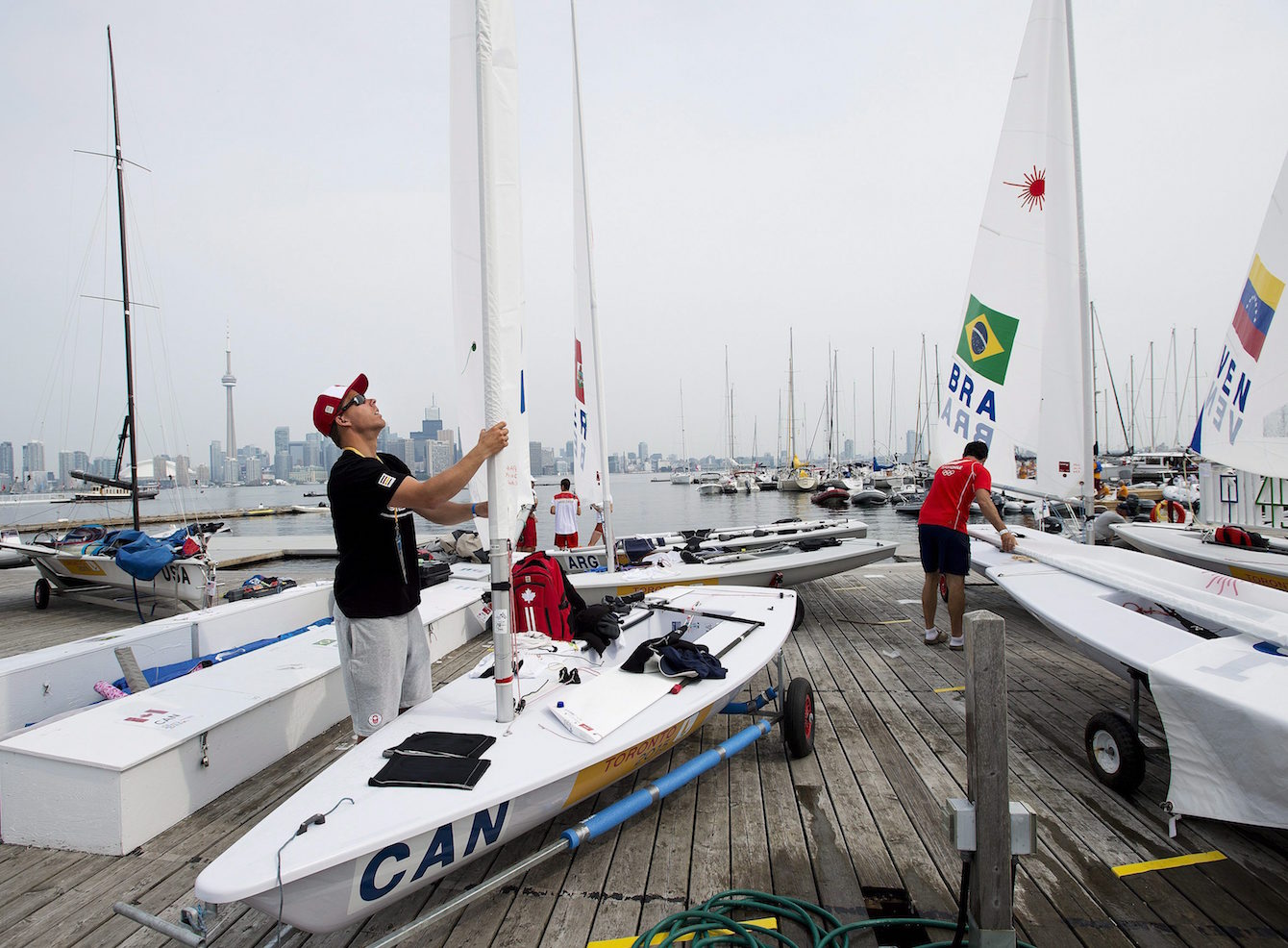 Le canadien Lee Parkhill, à gauche, travaillant sur son embarcation avant une compétition au Jeux Panaméricain, le 12 juillet 2015. THE CANADIAN PRESS/Nathan Denette
