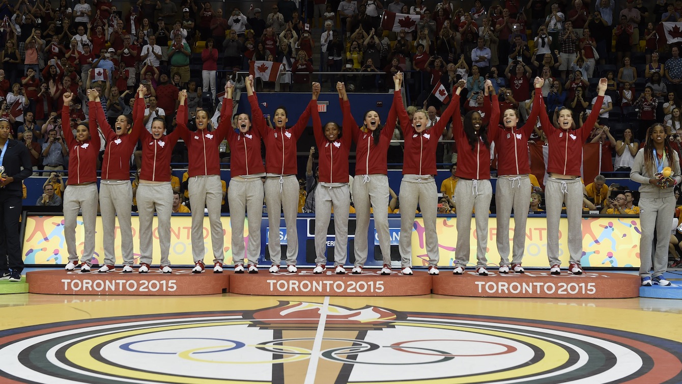 Les femmes de l'équipe canadienne de basketball lors de la remise des médailles des Jeux panaméricains de 2015 à Toronto.