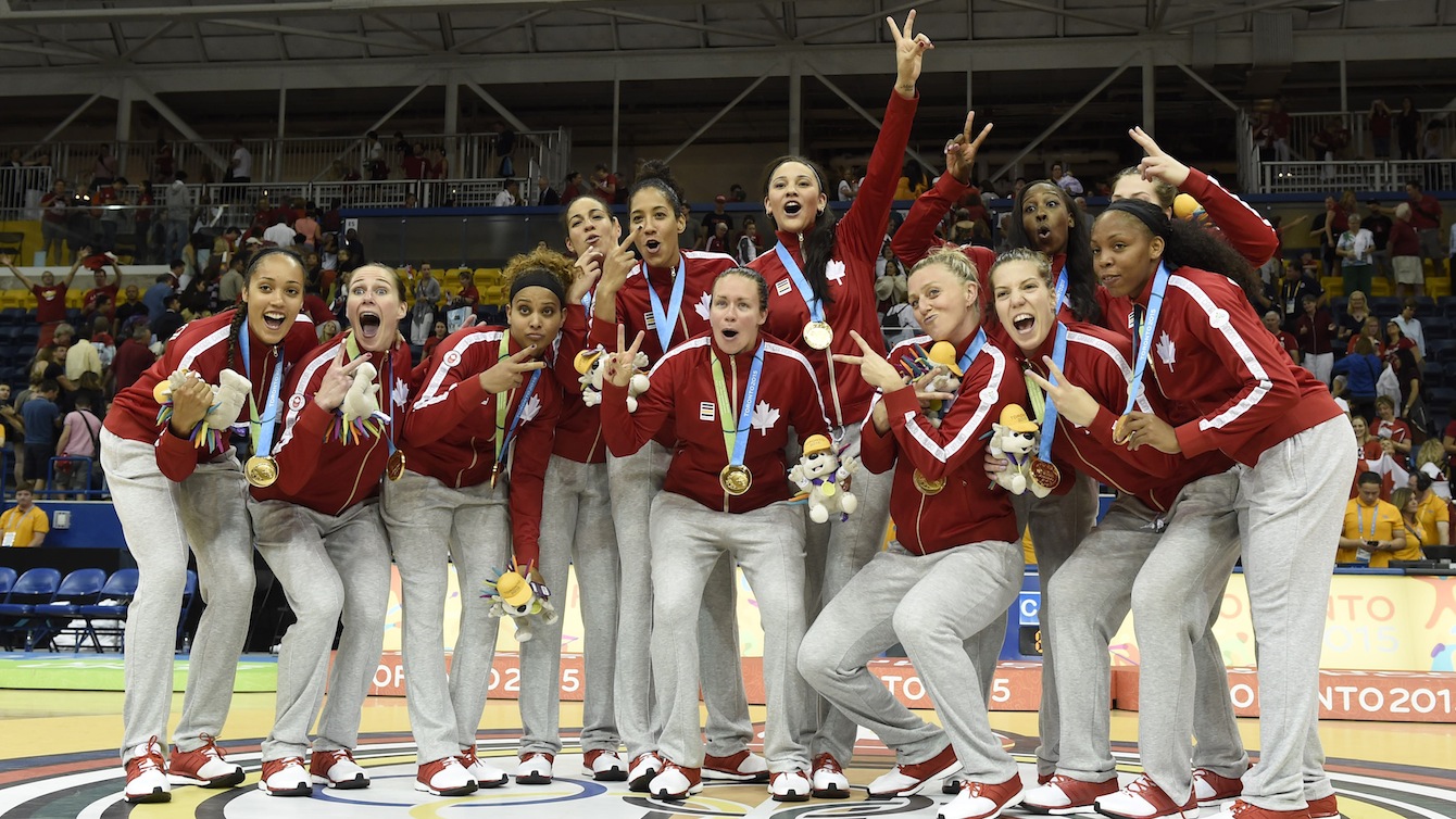 L'équipe féminine de basketball à la remise des médailles des Jeux panaméricains de 2015 à Toronto.