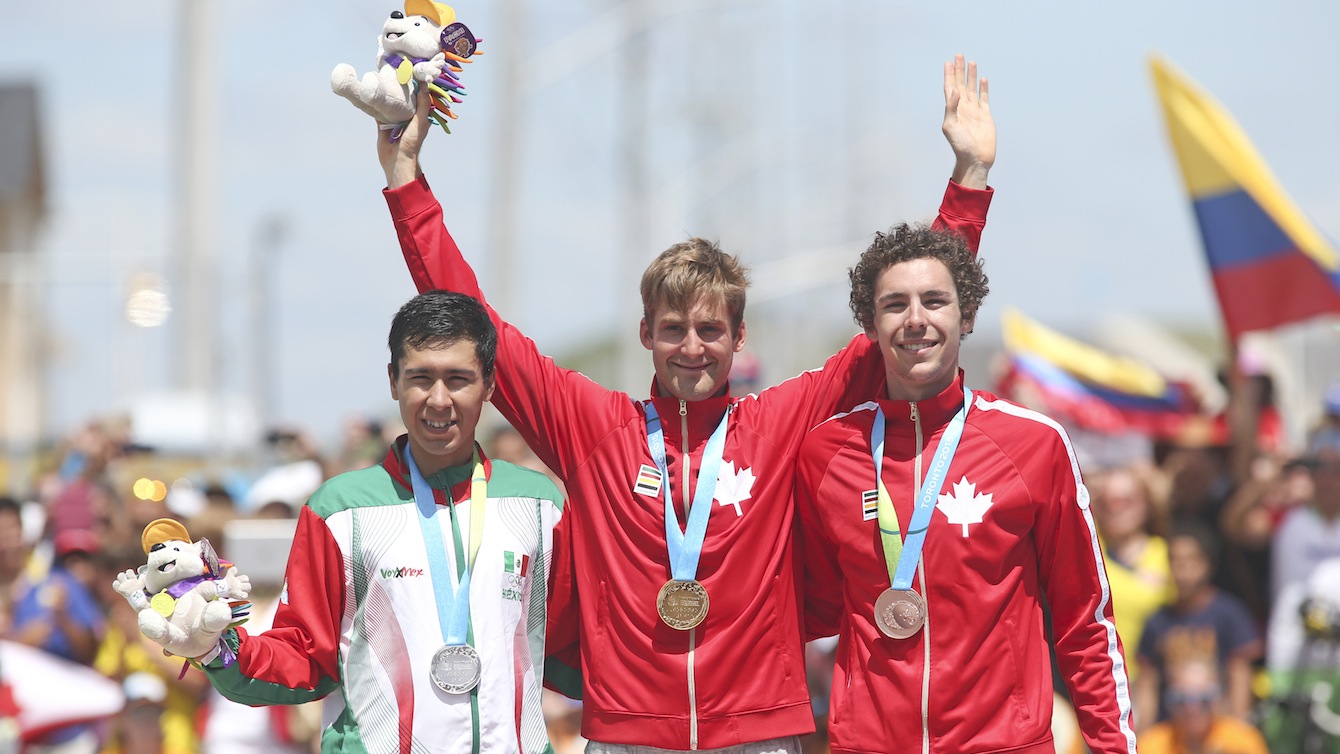 Les médaillés, de gauche à droite: Ignacio Prado du Mexique, médaillé d’argent, Hugo Houle, de Ste-Perpétue, au Québec, médaillé d’or et Sean MacKinnon, d’Hamilton, médaillé de bronze.