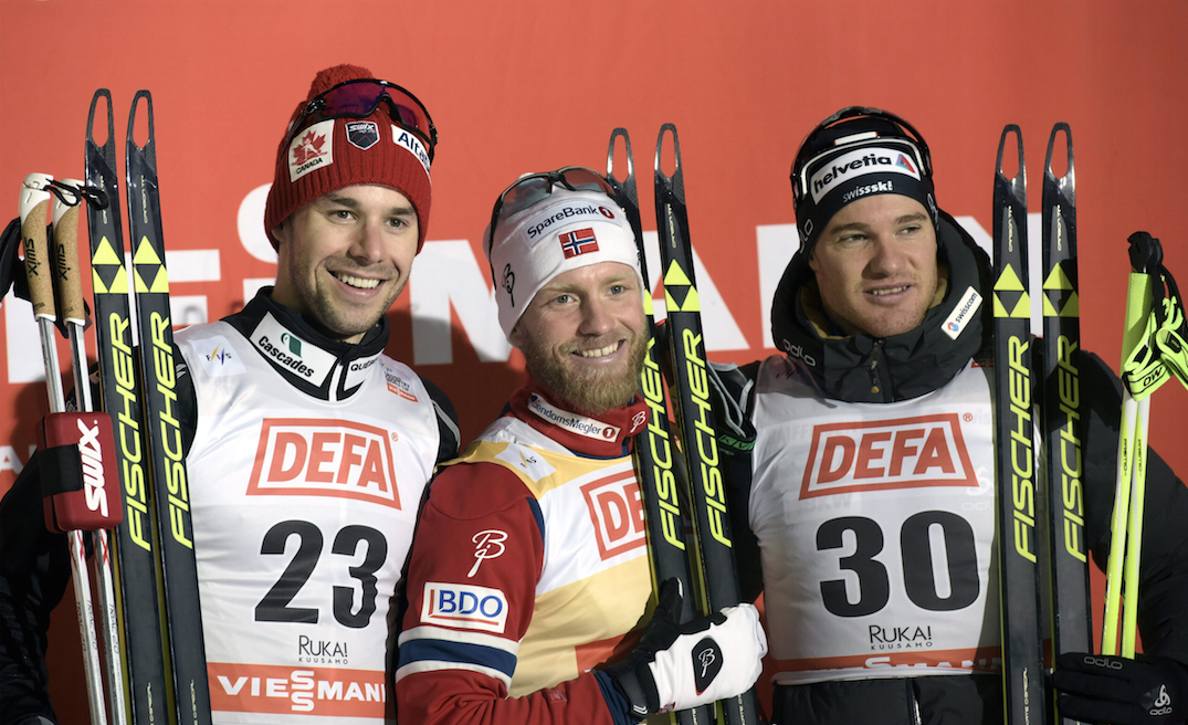 Alex Harvey (à gauche) sur le podium à Ruka, en Finlande, après avoir décroché la médaille d'argent au 10 km à l'occasion de la première Coupe du monde de ski de fond de la saison 2015-2016.