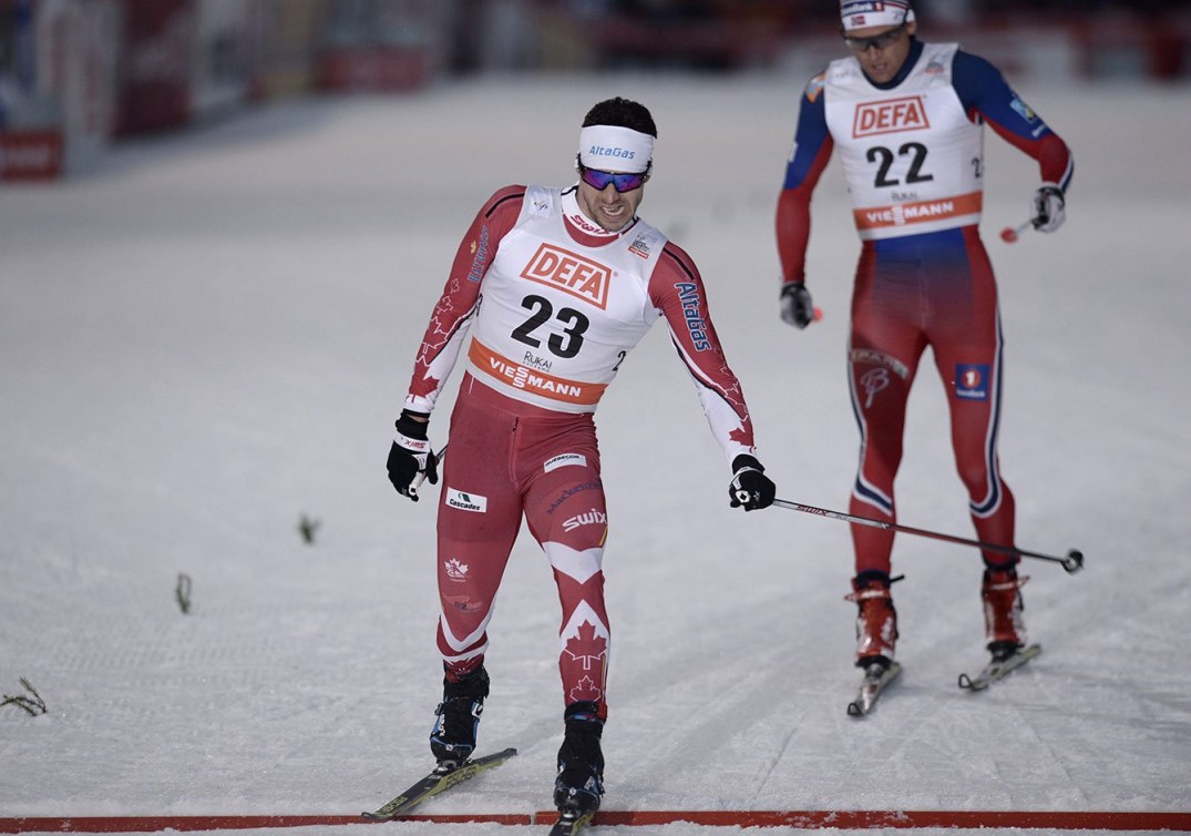 Alex Harvey devant Dario Cologna de la Suisse à la première Coupe du monde de la saison, le 28 novembre 2015.