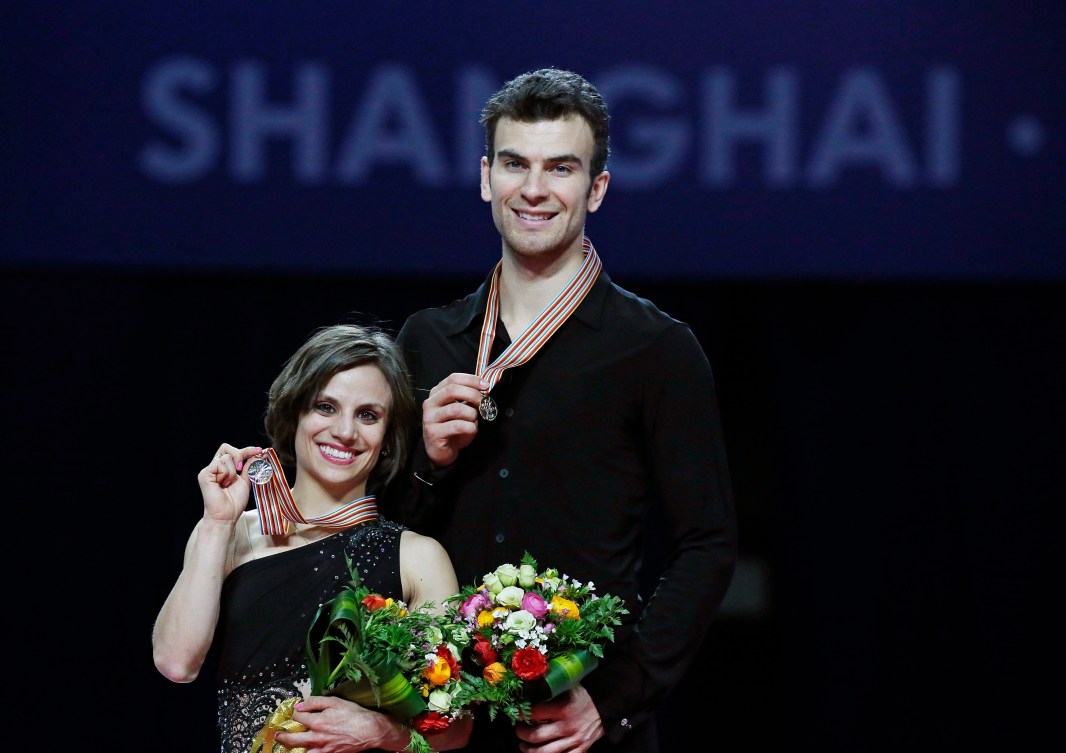 Meagan Duhamel et Eric Radford avec leur médaille d'or remportée aux Championnats du monde de patinage artistique à Shanghai, en Chine, le 26 mars 2015. (AP Photo/Ng Han Guan)