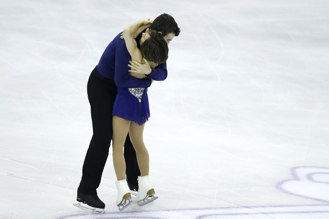 Meagan Duhamel et Eric Radford à la fin de leur programme libre lors de la Finale du Grand Prix de l'ISU à Barcelone en Espagne, le 11 décembre 2015. (AP Photo/Manu Fernadez)