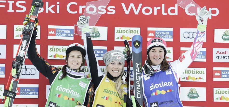 Kelsey Serwa (gauche) célèbre sa deuxième place à la Coupe du monde FIS à Innichen le 20 décembre 2015 (Photo via Canada Alpin). 