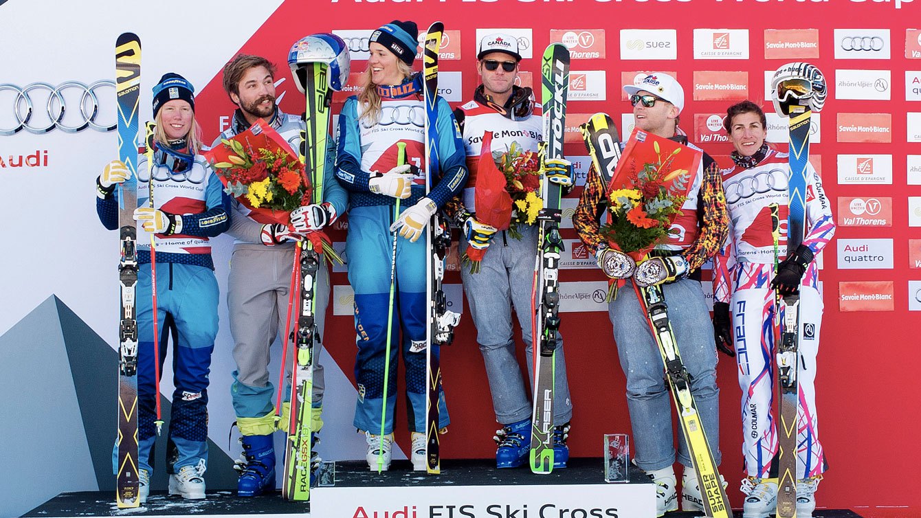Chris Del Bosco (centre) et Brady Leman (droite) sur le podium de la Coupe du monde de Val Thorens en France, le 11 décembre 2015. (Photo : GEPA Pictures pour FIS)