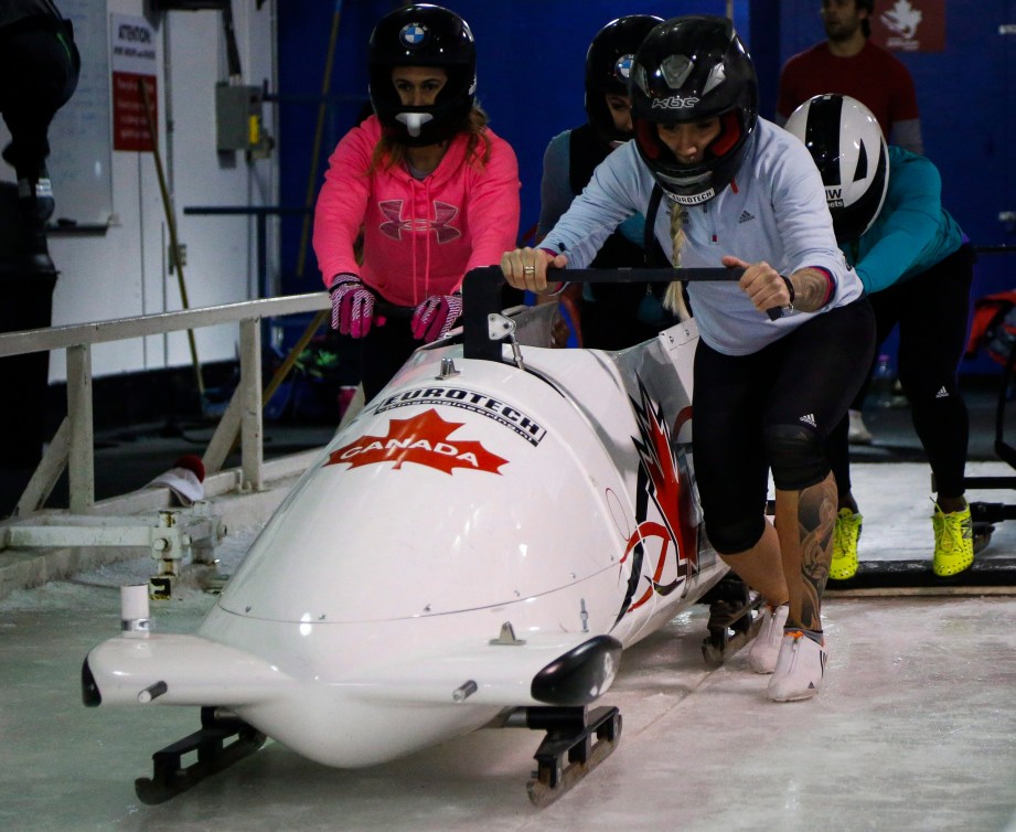 Kaillie Humphries (en blanc) s'entraîne avec les femmes qui formeront la première équipe entièrement féminine à courser sur ;e circuit de la Coupe du monde dans l'épreuve du bob à quatre. THE CANADIAN PRESS/Jeff McIntosh