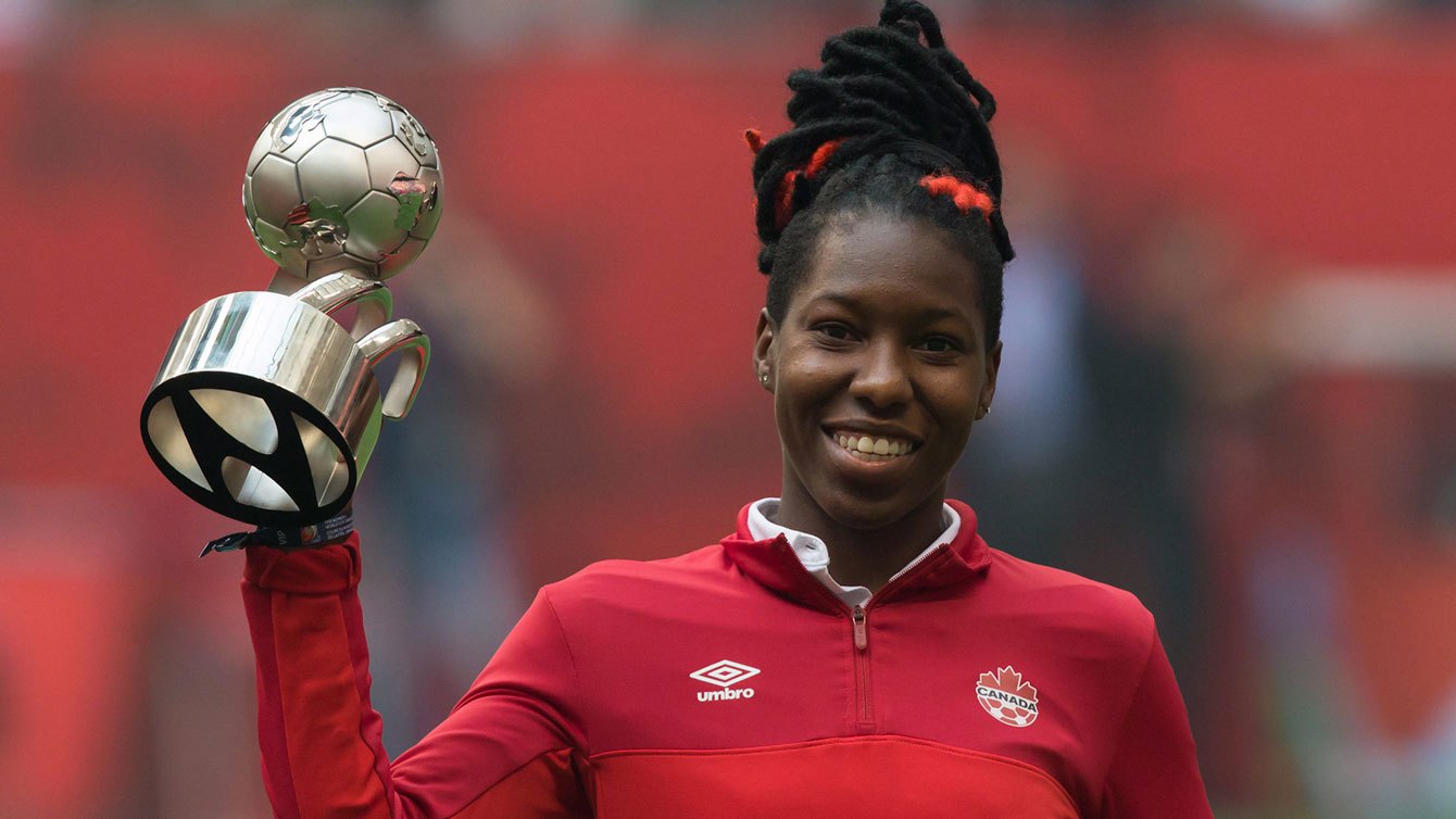 Kadeisha Buchanan avec le trophée de la meilleure jeune joueuse de la Coupe du monde féminine de la FIFA 2015.
