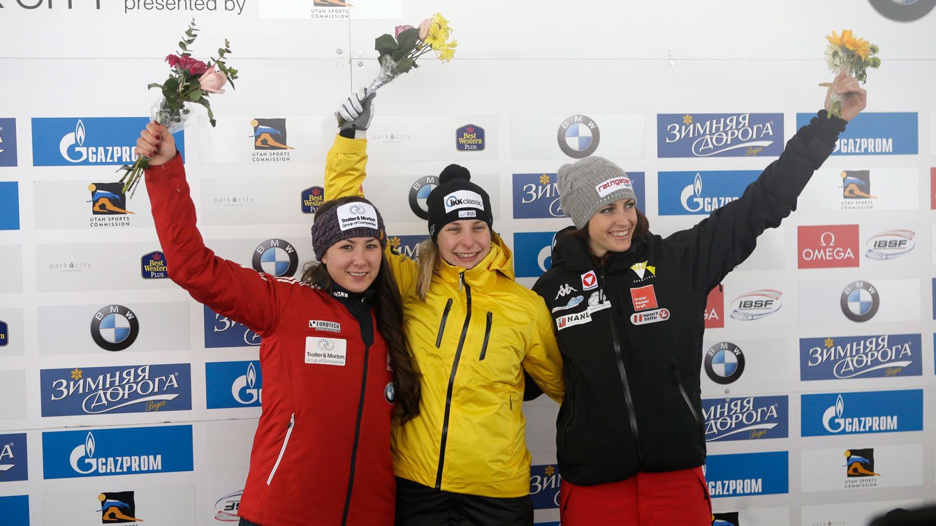 Jane Channell célèbre sa médaille d’argent en skeleton remportée à la Coupe du monde de Park City, en Utah, le 16 janvier 2016.