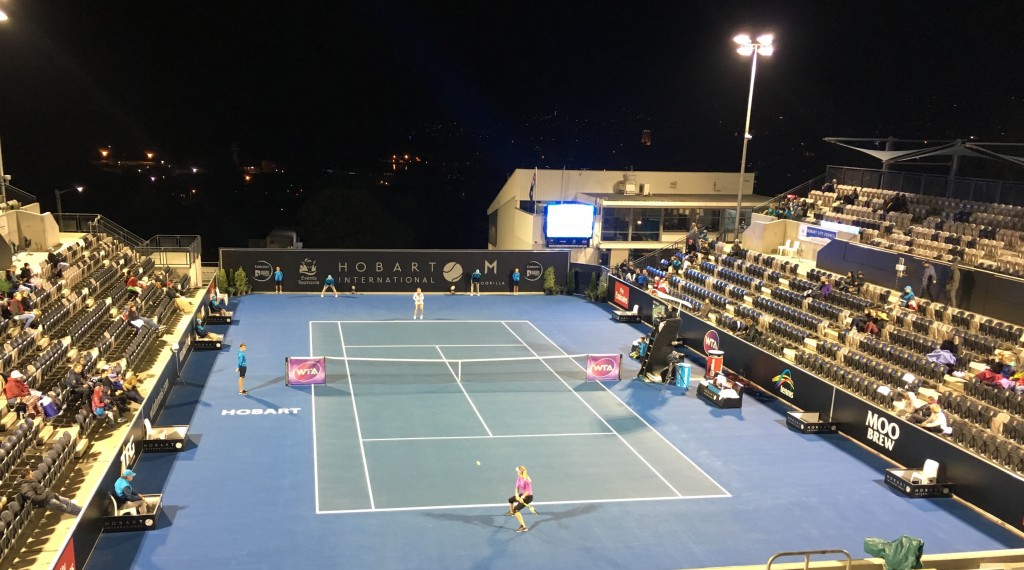 Match de nuit pour Eugenie Bouchard et Camila Giorgi au tournoi international de Hobart. (Photo : Leigh Rogers)