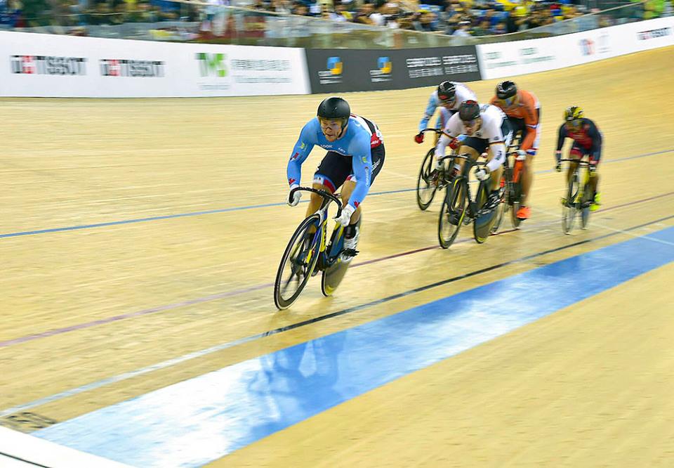 Hugo Barrette menant lors de la finale du Keirin à la Coupe du monde UCI de Hong Kong, le 16 janvier 2016. 