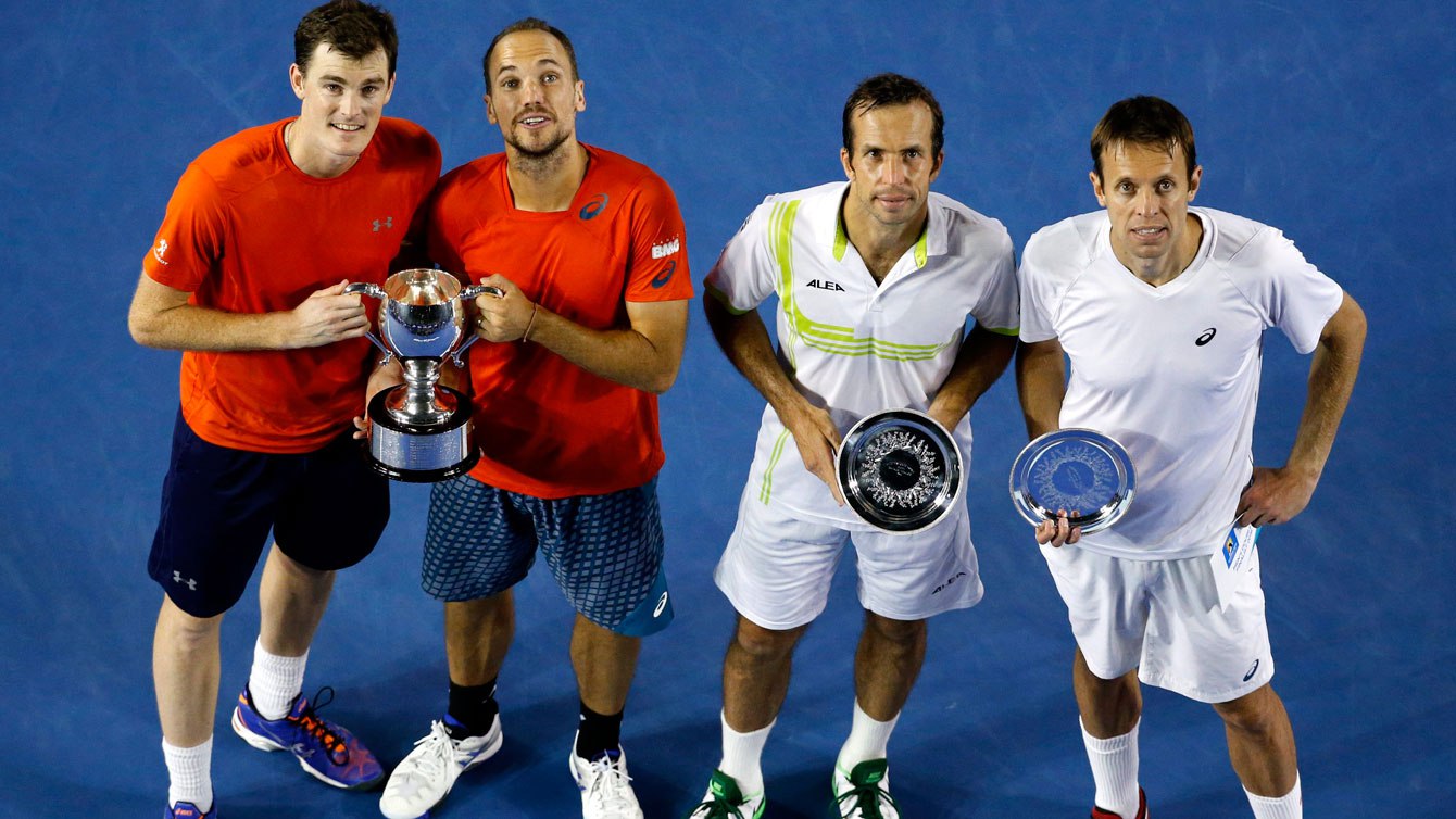 Daniel Nestor (à droite) et son partenaire, le Tchèque Radek Stepanek, tiennent leurs plaques de finaliste des Internationaux d'Australie, le 30 janvier 2016.