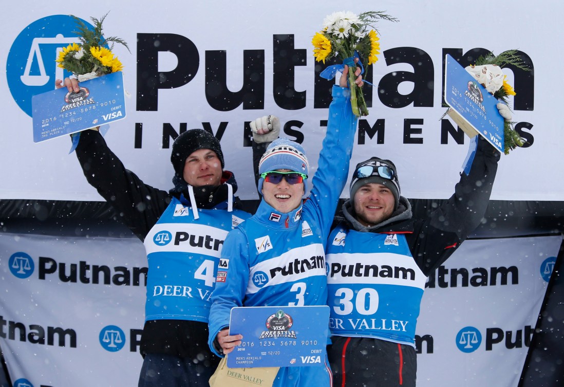 Le Chinois Guangpu Qi, au centre, en compagnie d'Olivier Rochon et de l'Ukrainien Oleksandr Abramenko à la Coupe du monde de Deer Valley, le 4 février 2016, (AP Photo/George Frey)