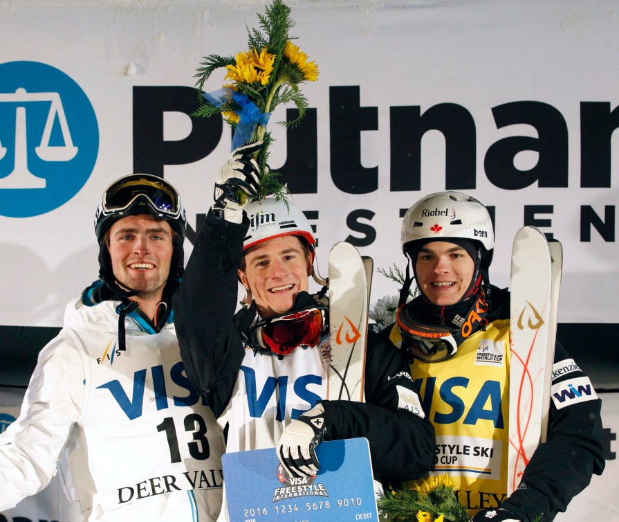 (G-D) Ludvig Fjallstromsur, Matt Graham et Mikael Kingsbury sur le podium de Deer Valley, Utah, le 4 février 2016. (Photo AP / George Frey)