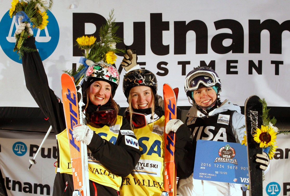 (G-D) Chloé Dufour-Lapointe, Justine Dufour-Lapointe et Yulia Galyshevalors de la remise des médailles de l'épreuve des bosses à Deer Valley, Utah, le 4 février 2016. (Photo AP / George Frey)
