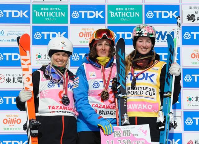 Audrey Robichaud, Deborah Scanzio et Chloé Dufour-Lapointe lors de la remise des médailles de l'épreuve des bosses parallèles à la Coupe du monde de Tazawako, le 28 février 2016 (Photo : HIROYUKI SATO (Satton Press))