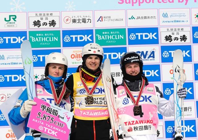 (G-D) : L'Américain Thomas Rowley, Mikaël Kingsbury et le Français Benjamin Cavet sur le podium de l'épreuve des bosses parallèles à Tazawako (Japon), le 28 février 2016 (Photo : HIROYUKI SATO (Satton Press))