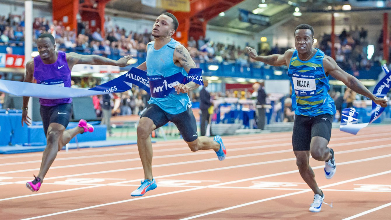 Andre De Grasse est le premier à franchir le fil d'arrivée devant le Chinois Su Bingtian et de Kimmari Roach de la Jamaïque aux Millrose Games, le 20 février 2016.