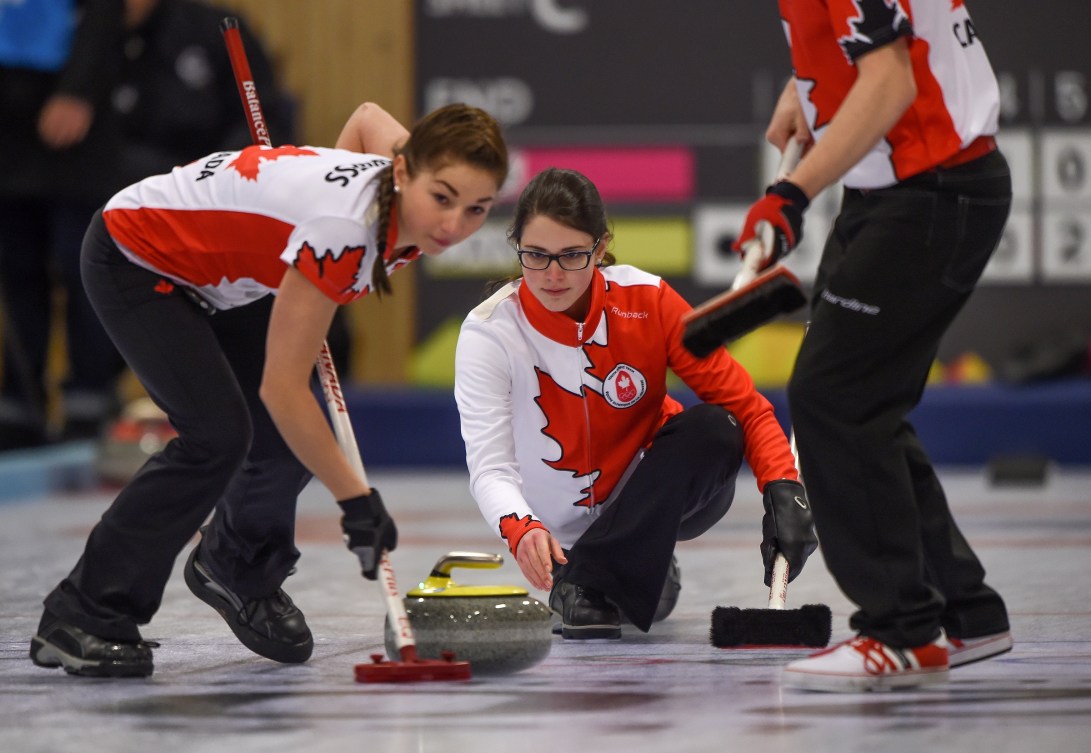 Les Canadiens Karlee Burgess, Mary Fay et Sterling Middleton pendant la finale du tournoi de curling mixte par équipes au pavillon de curling de Lillehammer lors des Jeux olympiques de la jeunesse d’hiver à Lillehammer, en Norvège, le 17 février 2016. Photo : Thomas Lovelock pour YIS/IOC. Image fournie par YIS/IOC.