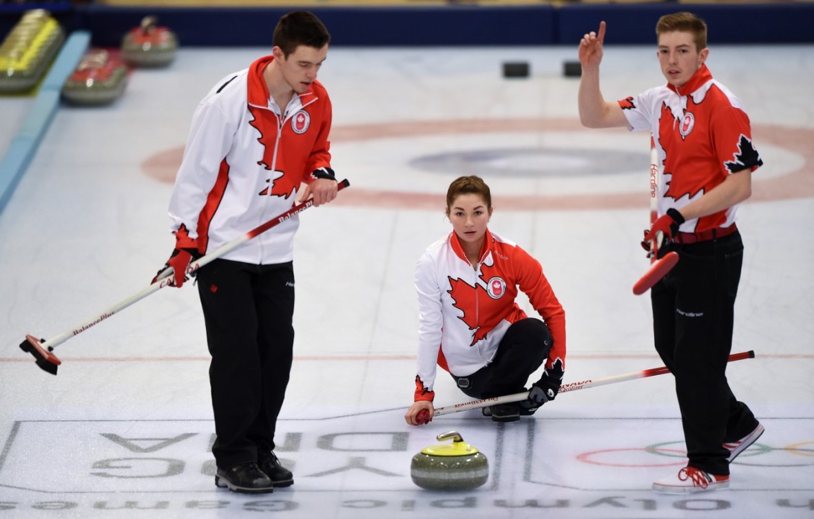 Les Canadiens Tyler Tardi, Karlee Burgess et Sterling Middleton (de gauche à droite) pendant la finale du tournoi de curling mixte par équipes au pavillon de curling de Lillehammer lors des Jeux olympiques de la jeunesse d’hiver à Lillehammer, en Norvège, le 17 février 2016. Photo : Thomas Lovelock pour YIS/IOC. Image fournie par YIS/IOC.