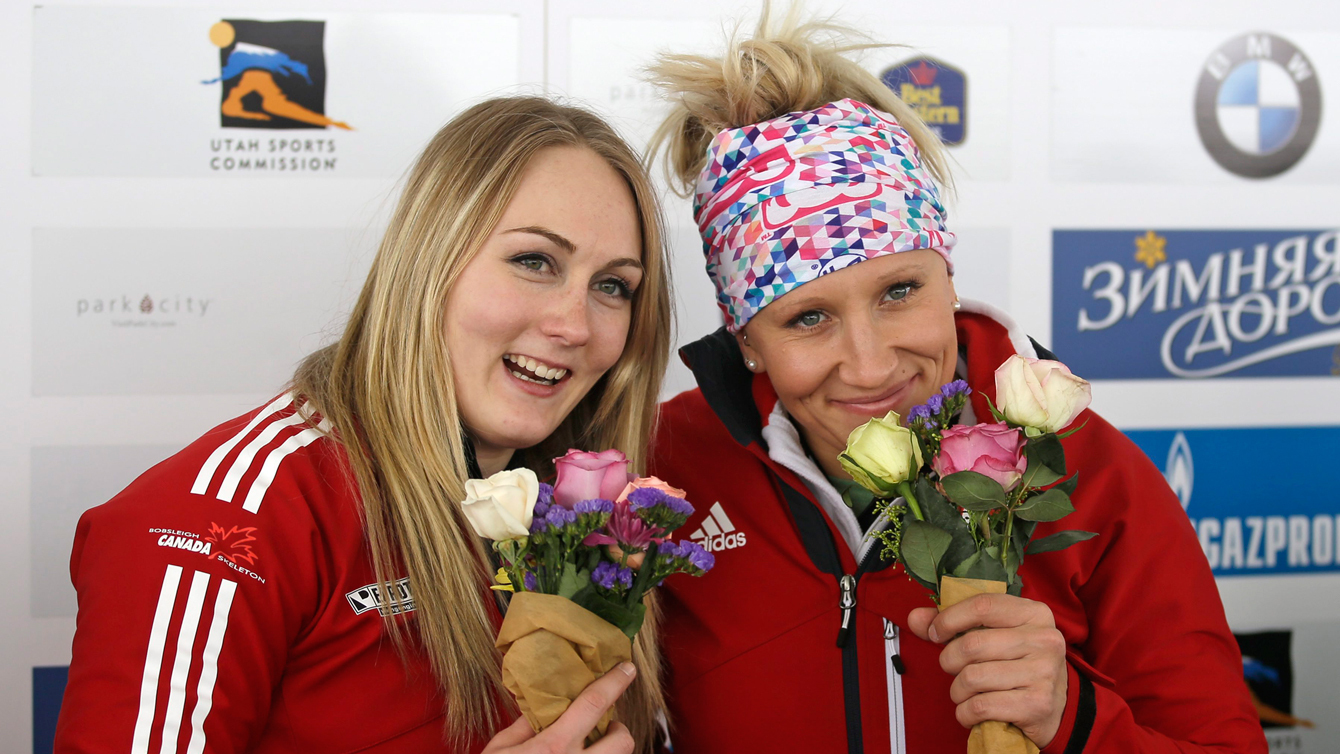 Kaillie Humphries (à droite) et Melissa Lotholz prennent la pose lors de la cérémonie des médailles de la Coupe du monde de Park City (É.-U.), le 15 janvier 2016.