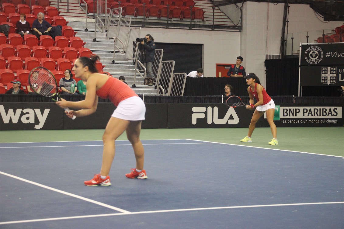 C'est Gabriela Dabrowski (à gauche) et Carol Zhao qui ont représenté le Canada dans ce match décisif.