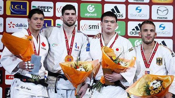 Kyle Reyes (à gauche) célèbre après avoir pris le deuxième rang au Grand Chelem de Paris chez les 100 kg. (Photo : Fédération internationale de judo)