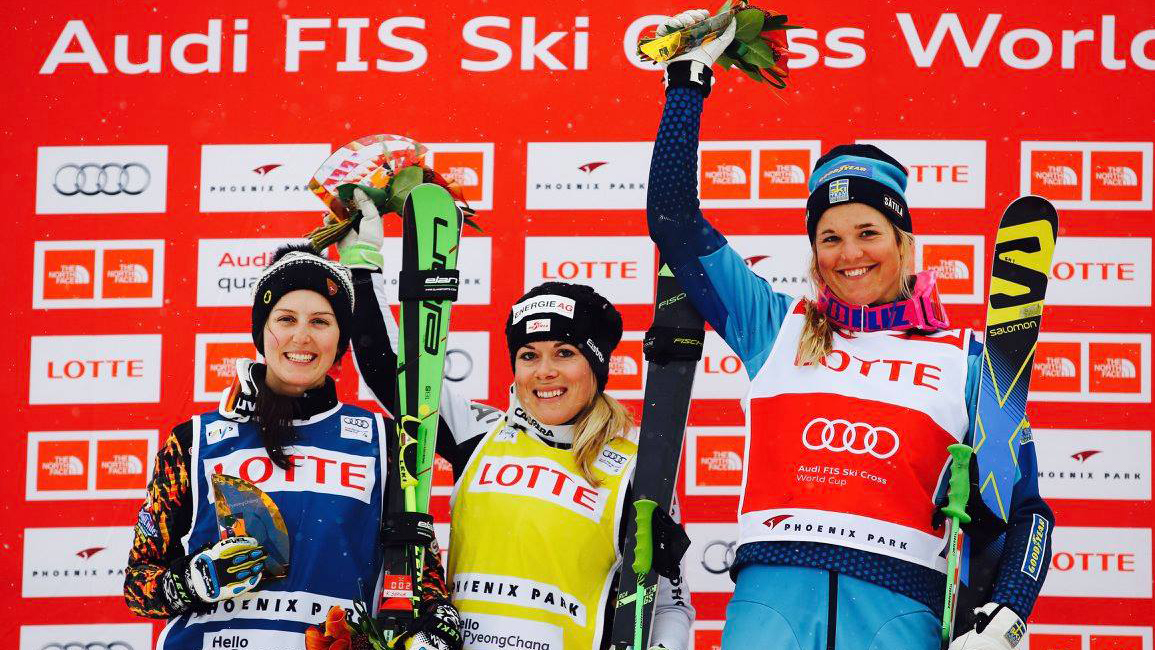 Kelsey Serwa (à gauche) lors de la remise des médailles de l'épreuve du ski cross à la Coupe du monde de PyeongChang, le 28 février 2016. (Photo : GEPA pictures/ Daniel Goetzhaber) 