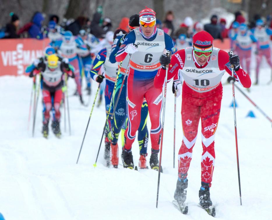 Alex Harvey (à l'avant) a mené une course lui permettant de percer le top 10 et de prendre le sixième rang provisoire au Tour de ski du Canada, le 2 mars 2016 à Montréal (QC).THE CANADIAN PRESS/Ryan Remiorz