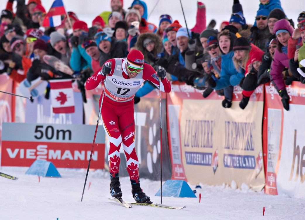 Encouragé par la foule, Alex Harvey donne ses derniers coups de ski avant de franchir le fil d'arrivée du sprint au Ski Tour Canada, le 4 mars 2016 à Québec. THE CANADIAN PRESS/Jacques Boissinot