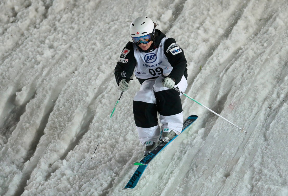 Andi Naude pendant l'épreuve des bosses parallèles à la Coupe du monde de Moscou, le 5 mars 2016. (AP Photo/Ivan Sekretarev)