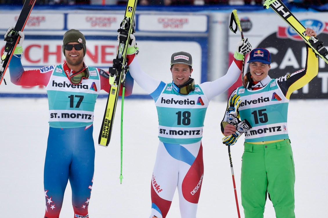 Les médaillés de l'épreuve de descente à Saint-Moritz (G-D): Steven Nyman des États-Unis (argent), Beat Feuz de la Suisse (or) et Erik Guay (bronze), le 16 mars 2016. (Gian Ehrenzeller/Keystone via AP)